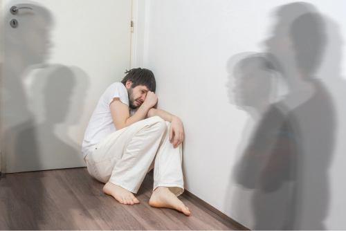Мужчина в углу